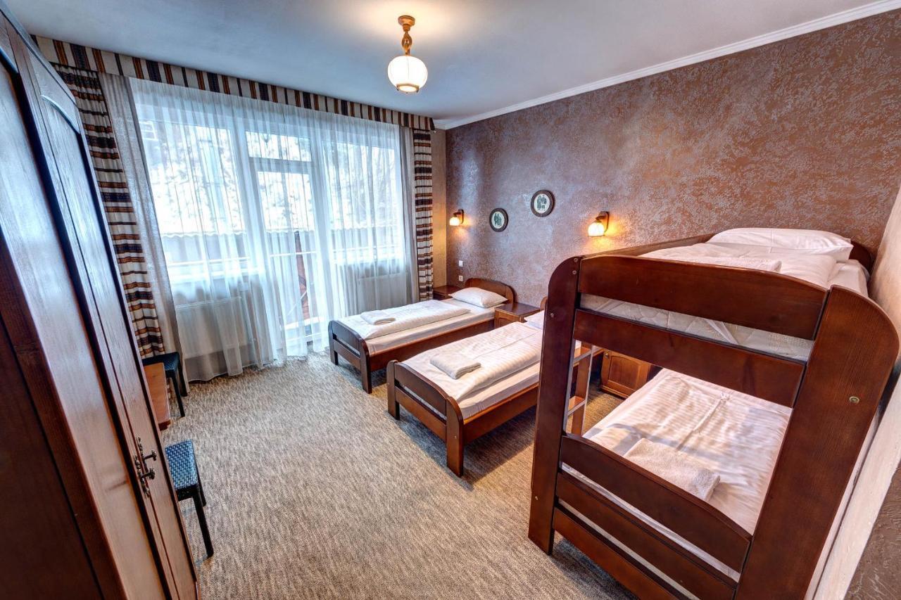 Hotel Gutsulia Boekovel Buitenkant foto